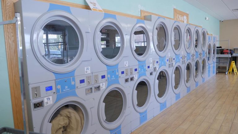 Monroe Wasche Center - Laundromat Interior 01