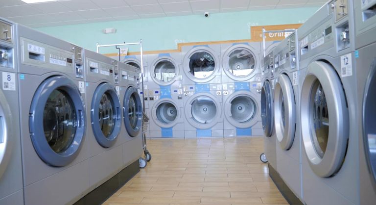 Monroe Wasche Center - Laundromat Interior 03